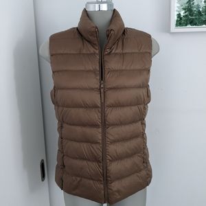 Uniqlo water repellent lightweight vest brown